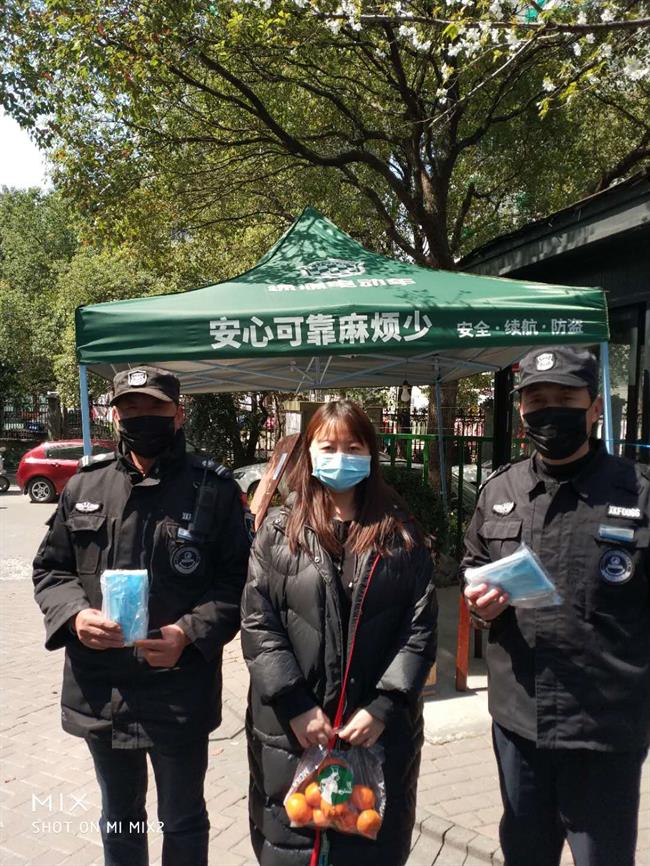 5、胡芊给保安送口罩,保安回赠桔子.jpg 5、胡芊给保安送口罩,保安回赠桔子.jpg