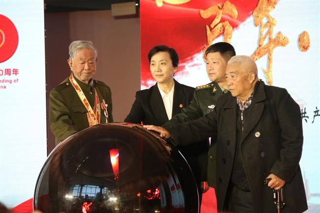 有关领导、王伟烈士家属和退役老兵代表舒景伟共同启动仪式球.jpg 有关领导、王伟烈士家属和退役老兵代表舒景伟共同启动仪式球.jpg