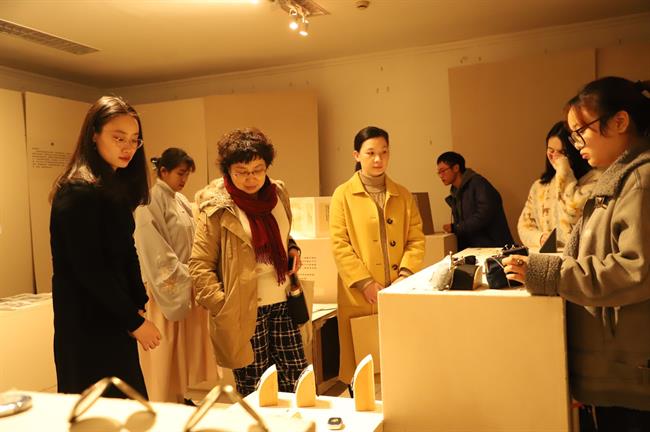 老师观展.jpg